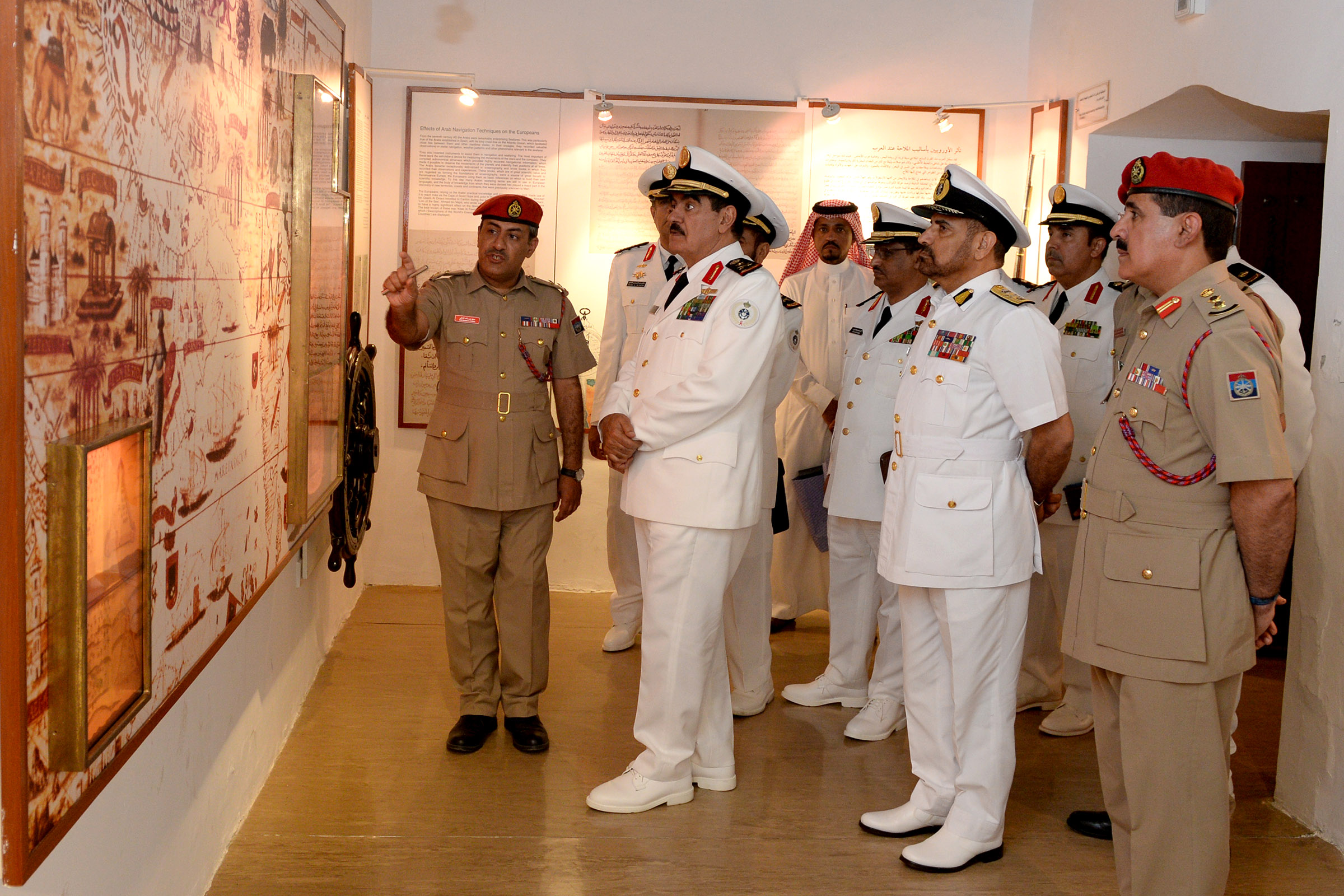 قائد البحرية السعودية يزور متحف قوات السلطان المسلحة