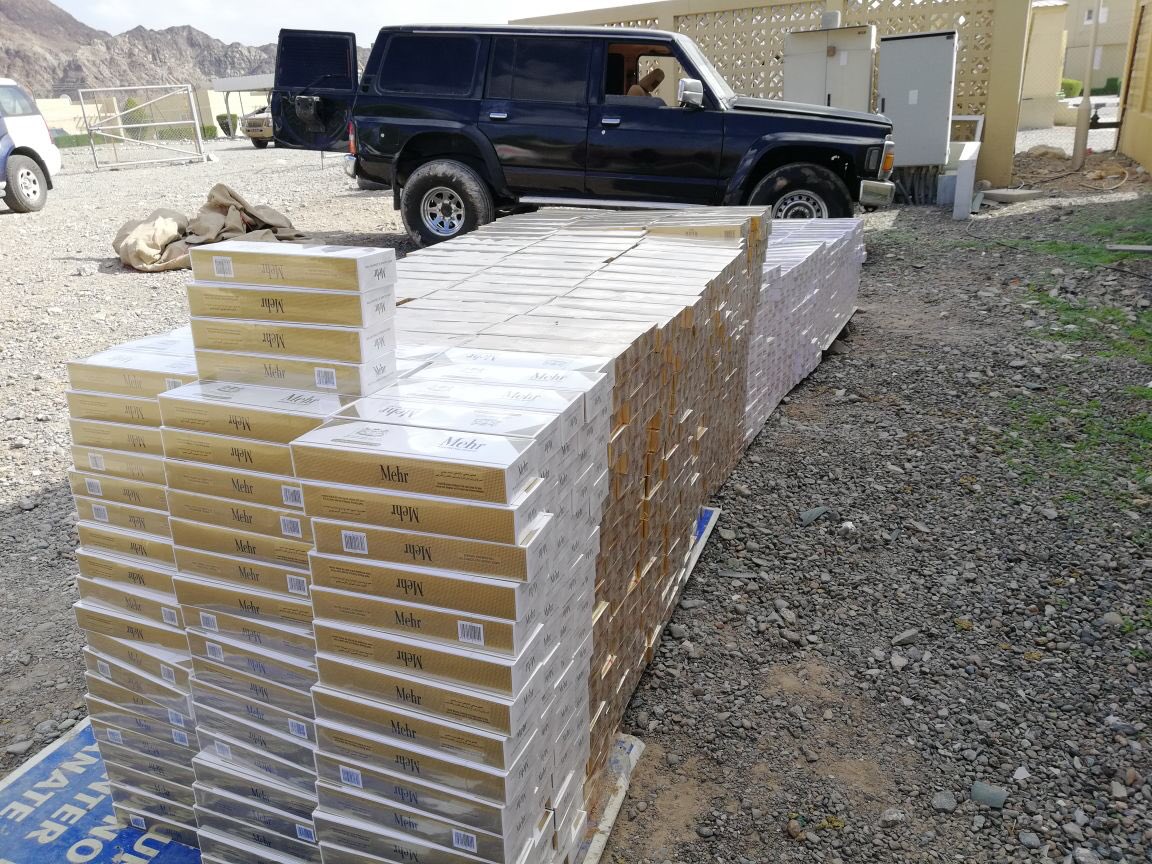 حاول تهريب سجائر بمركبة لا تحمل لوحات أرقام فضبطته الشرطة
