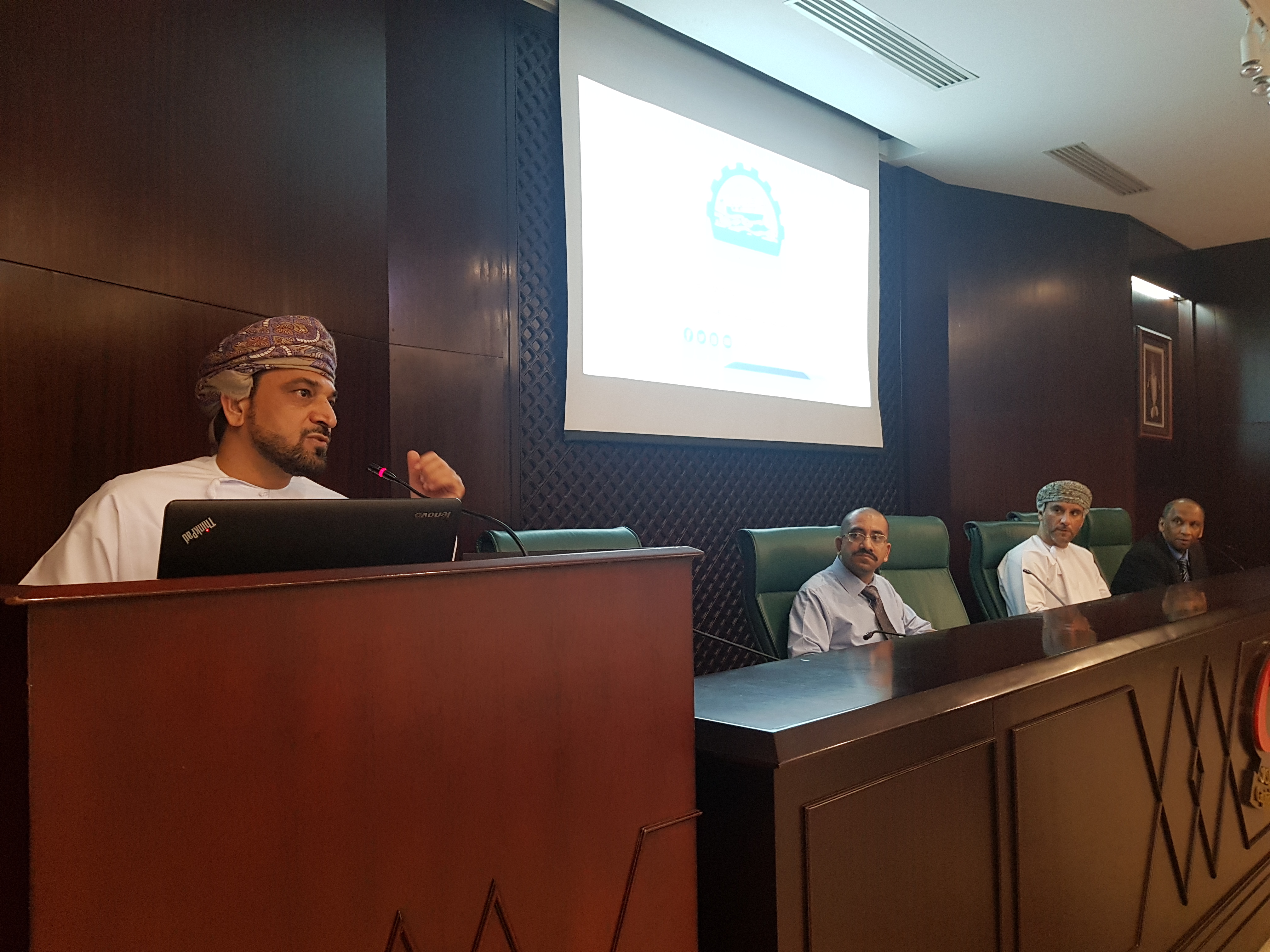 الرئيس التنفيذي ل “الأسماك العمانية” يتحدث عن التحديات التي تواجهها الشركة في حلقة نقاشية