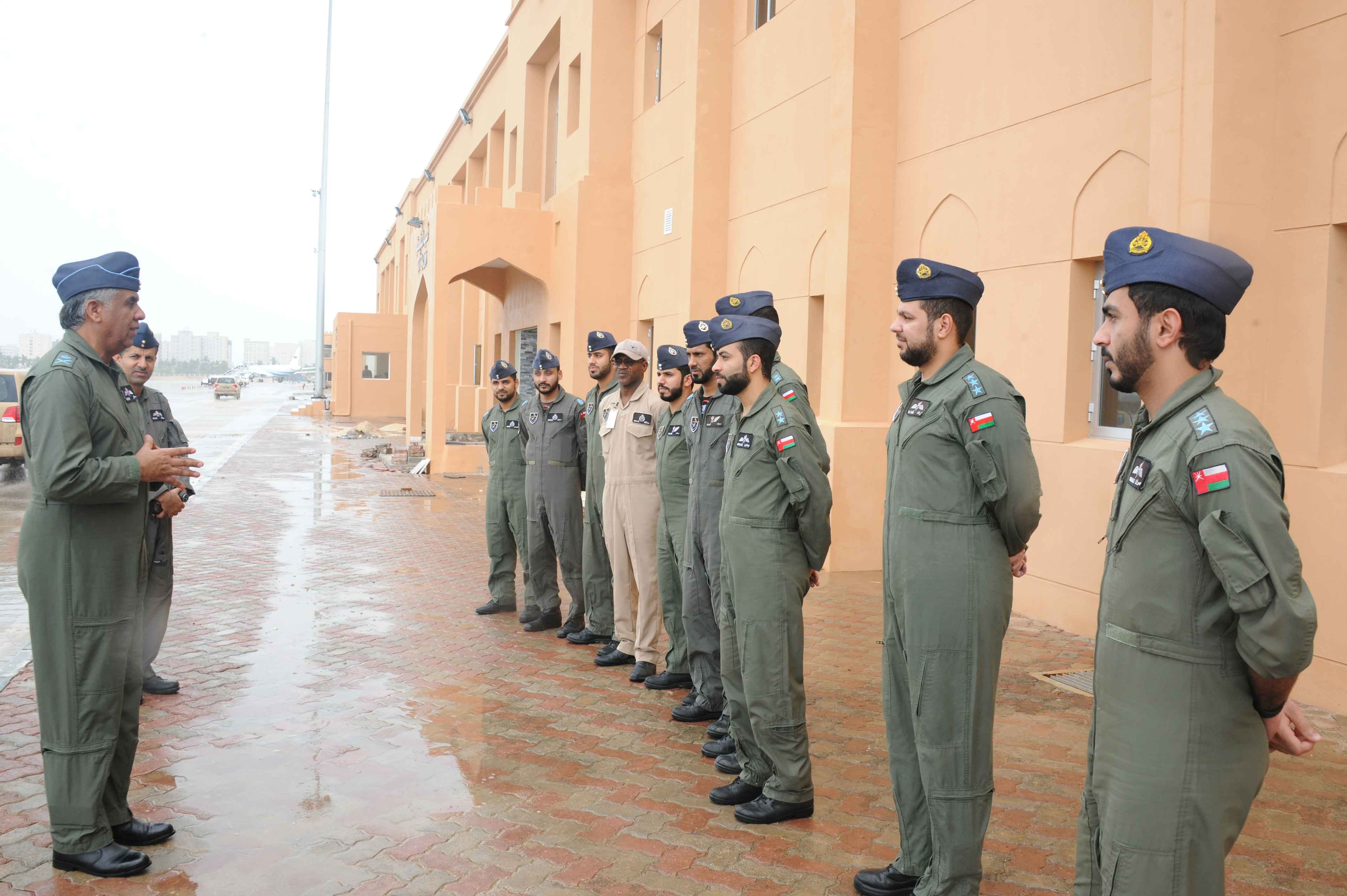 قائد سلاح الجو السلطاني يتفقد قاعدتي صلالة وثمريت