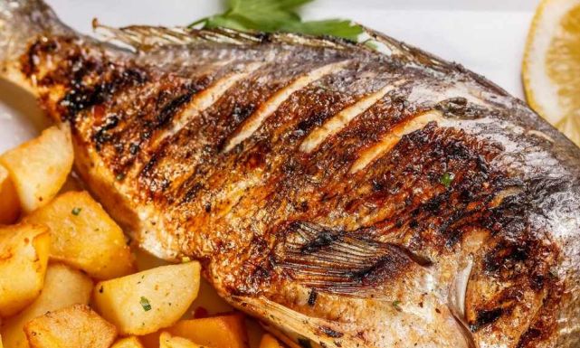 دراسة: تناول السمك يقلل من خطر وفاة النساء من الزهايمر والرجال من مرض الكبد