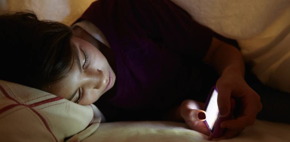 دراسة : الإنترنت السريع في المنزل يؤثر سلبا على نوعية النوم