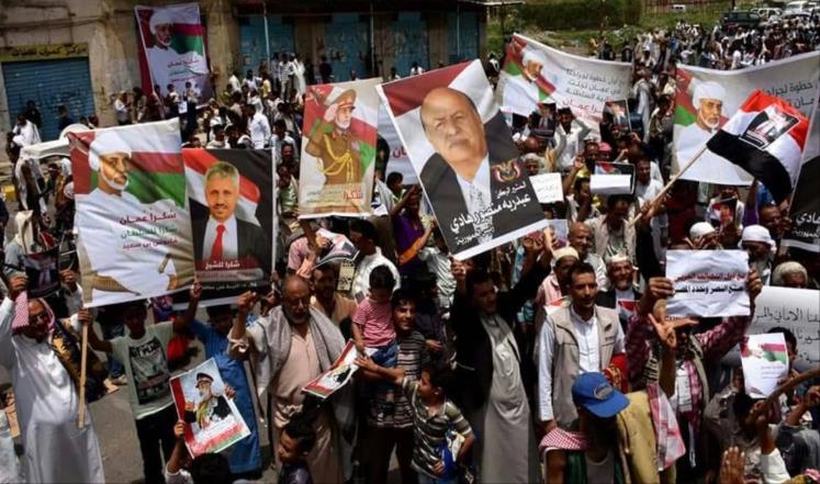 رفعوا صور صاحب الجلالة المعظم.. أبناء تعز يشكرون السلطنة على تسهيل نقل جرحاهم