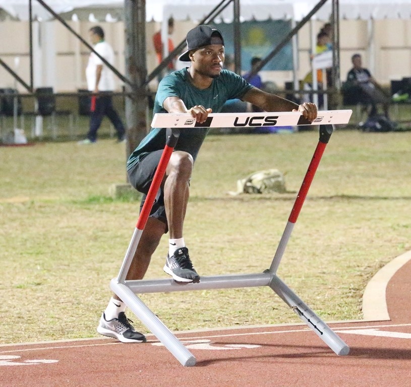 ثلاثة عدائين عمانيين يستعدون لسباق 200 متر في الألعاب الأسيوية