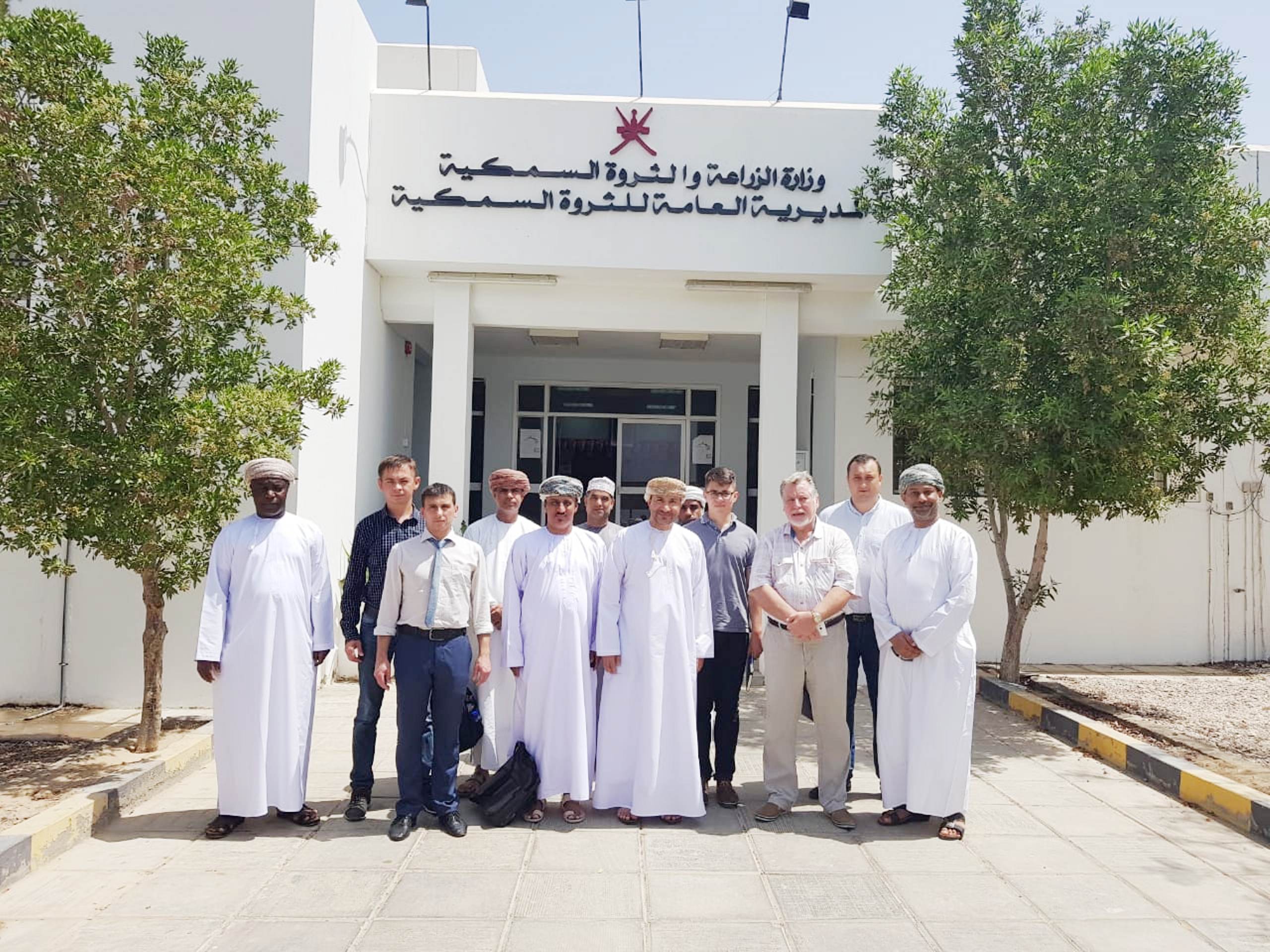 وفد روسي يطلع في صور على الإجراءات التفتيشية والرقابية التي تطبقها السلطنة في الصادرات السمكية