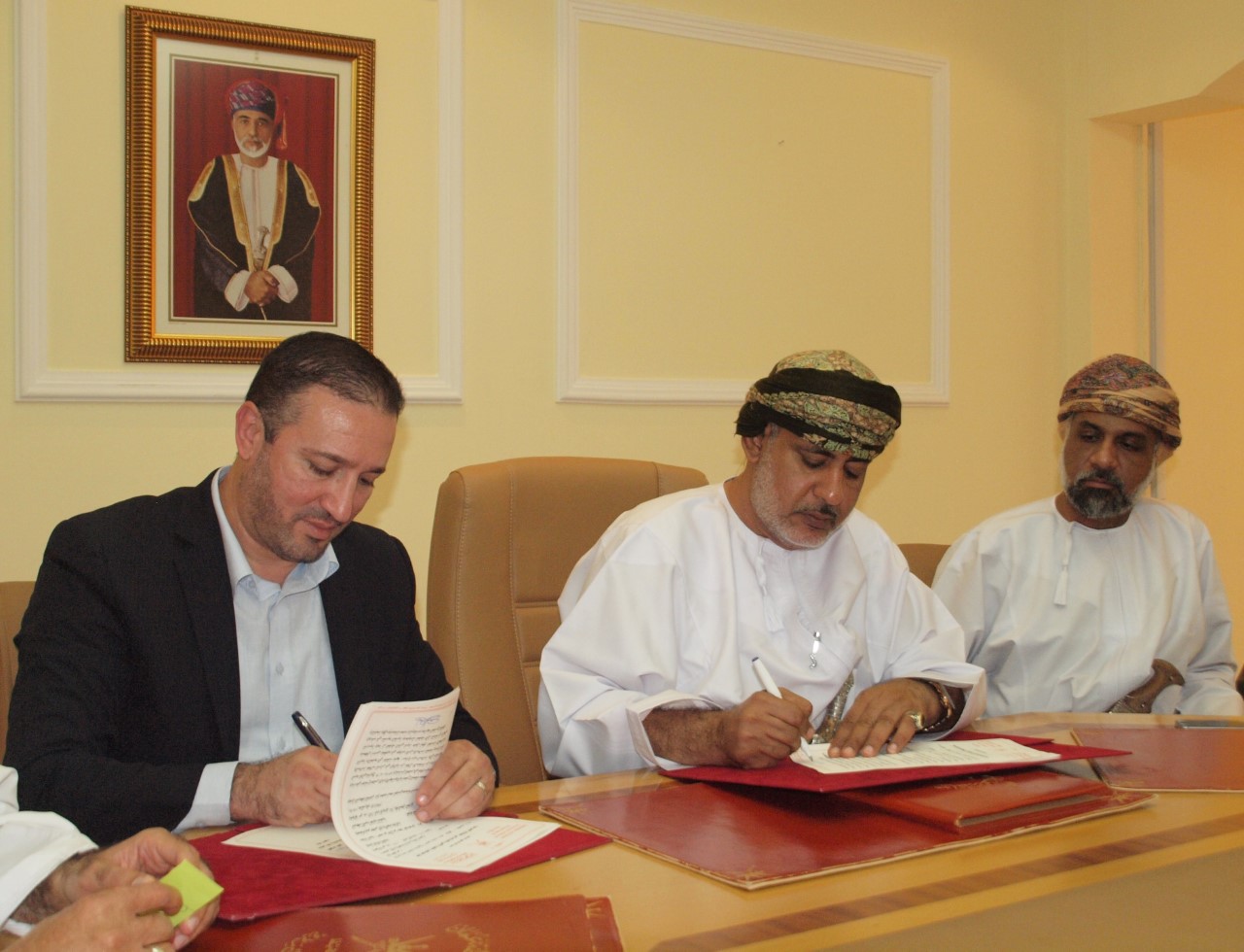 توقيع إتفاقية مشروع تركيب أجهزة الأمن والسلامة في 45 حافلة مدرسية بولاية مطرح