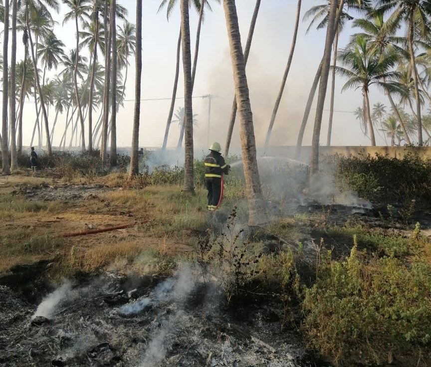 السيطرة على حريق شب في مخلفات بولاية صلالة