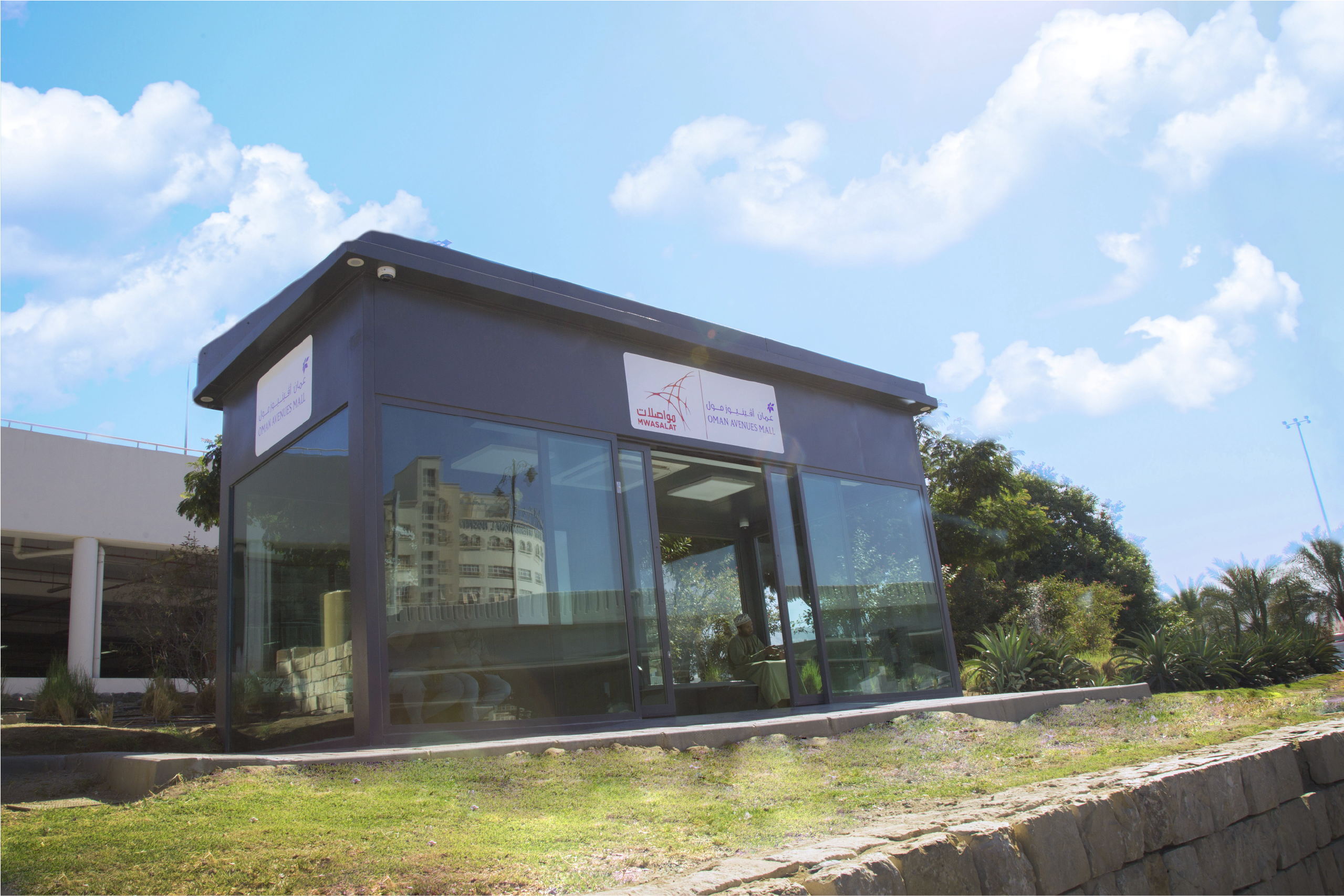 “مُواصلات” تُدشن أول محطة انتظار مكيفة تعمل كلياً بالطاقة الشمسية