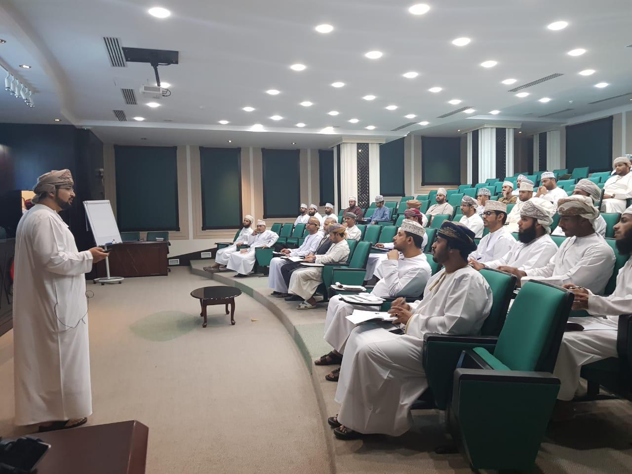 بمشاركة أكثر من 40 متدربا .. سوق مسقط تنظم برنامجها التدريبي الثاني حول أساسيات التعامل مع البورصات