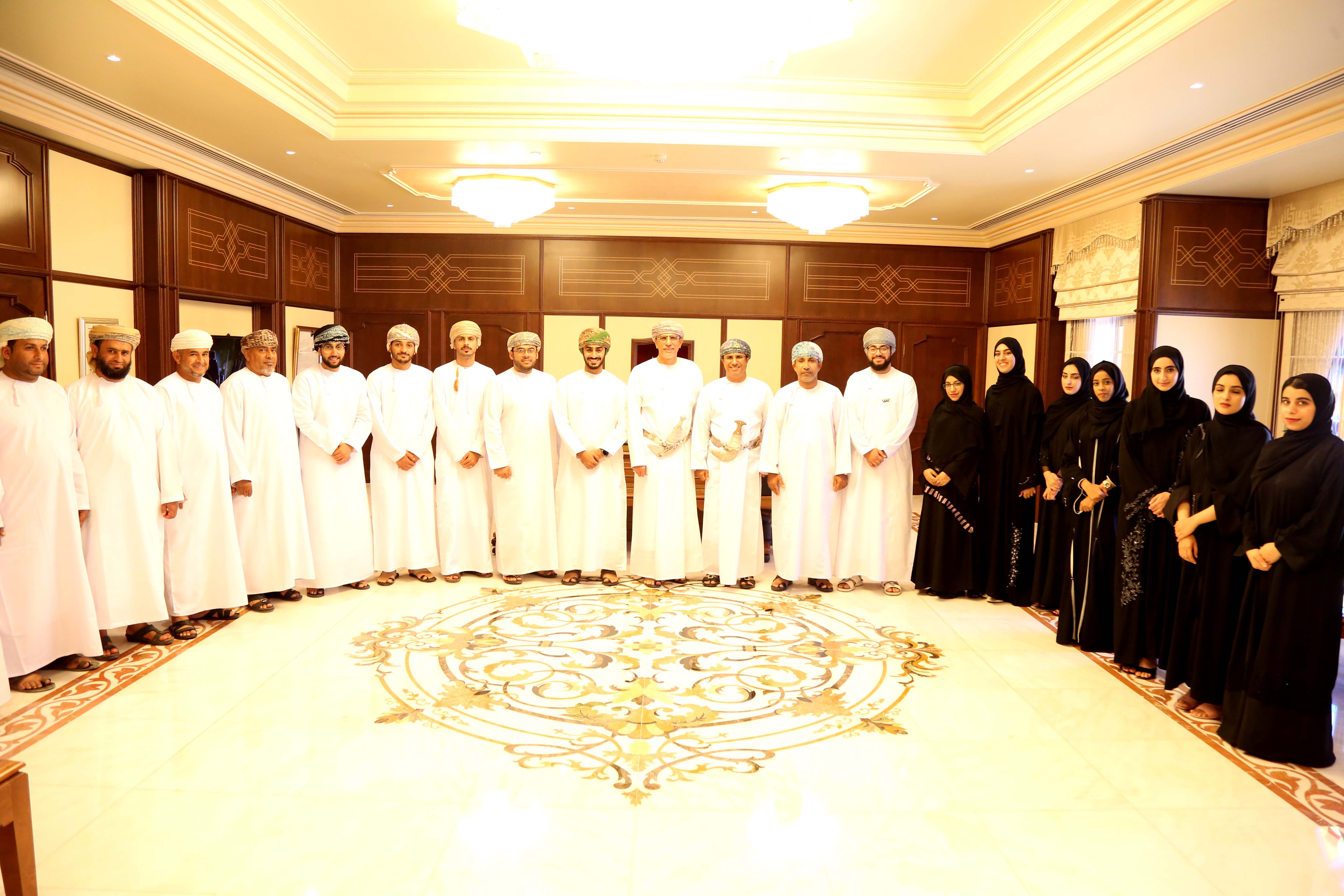 الساجواني يُكرم أعضاء شركة نوى الطلابية الفائزة بجائزة إنجاز العرب