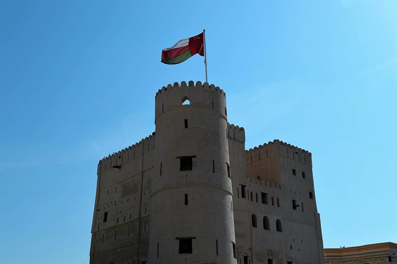 شُيدت في القرن السابع عشر الميلادي.. تعرف بالصور على قلعة ” فزح ” بلوى