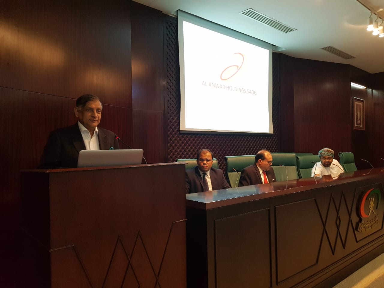 سوق مسقط تستضيف الأنوار القابضة في حلقة نقاشية