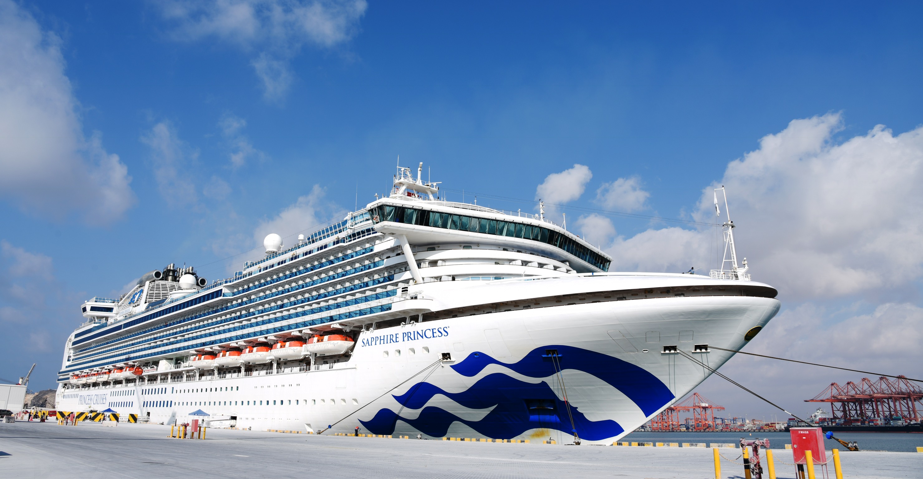 ميناء صلالة يستقبل سفينة سياحية بريطانية