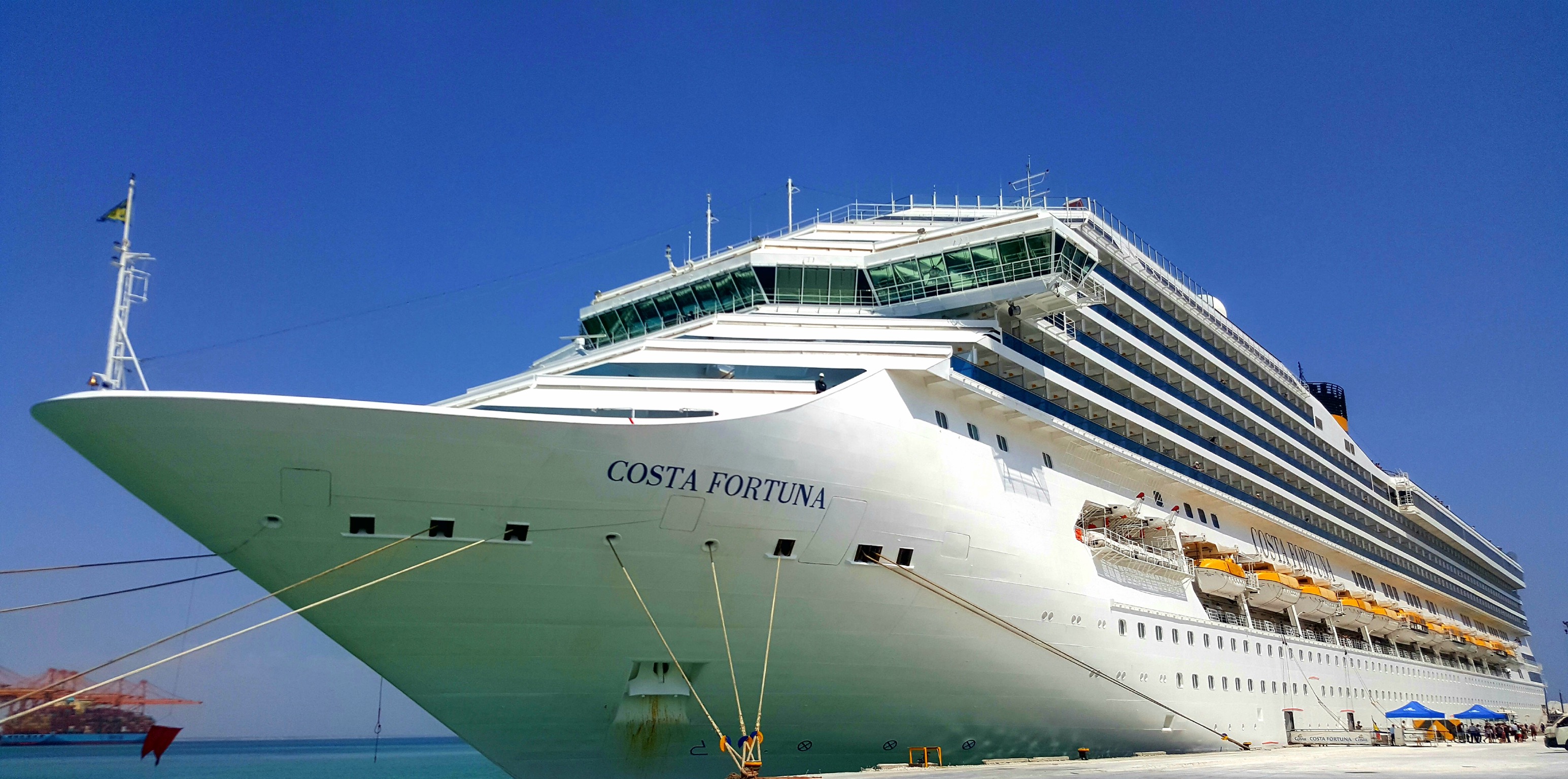 على متنها أكثر من ألفي سائح.. ميناء صلالة يستقبل سفينة سياحية ايطالية