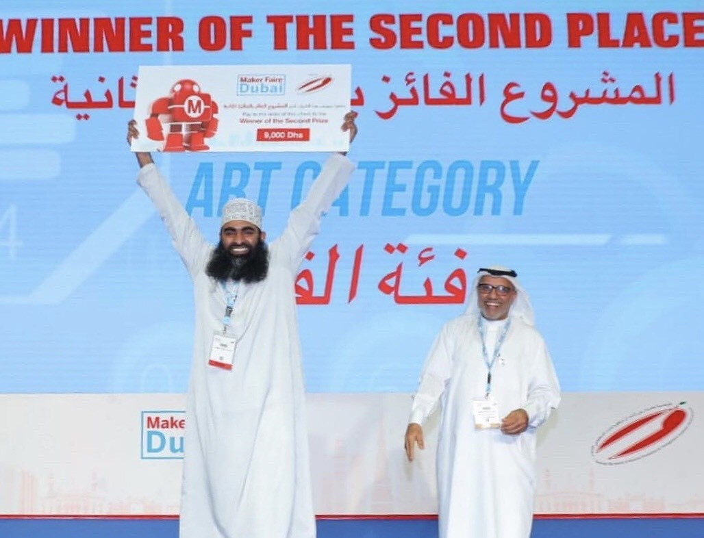 فنان عماني يحصل على وسام التميز بمعرض دبي للصناع العالمي