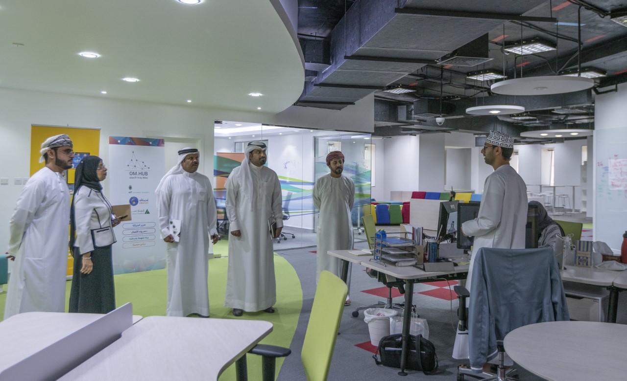 وفد بحريني يطلع على تجربة “مدائن”