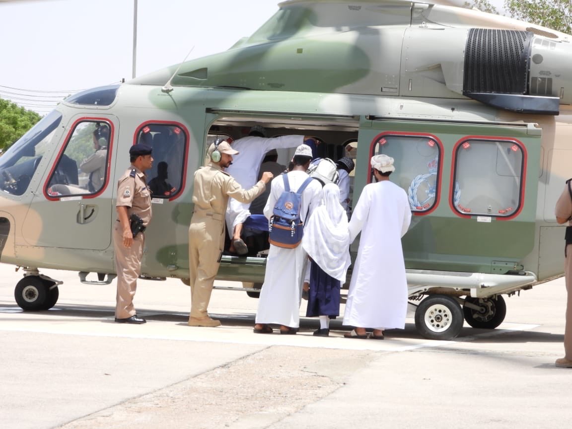 الشرطة تنقل مجموعة من الطلبة من صور إلى مناطق سُكناهم