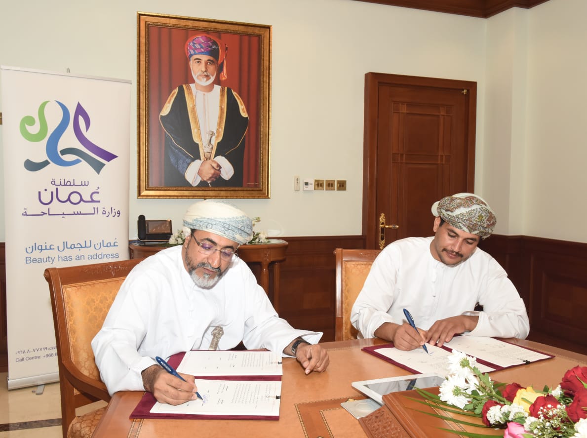 المحرزي يُوقع عشرة مشاريع لإقامة فنادق ومنتجعات سياحية