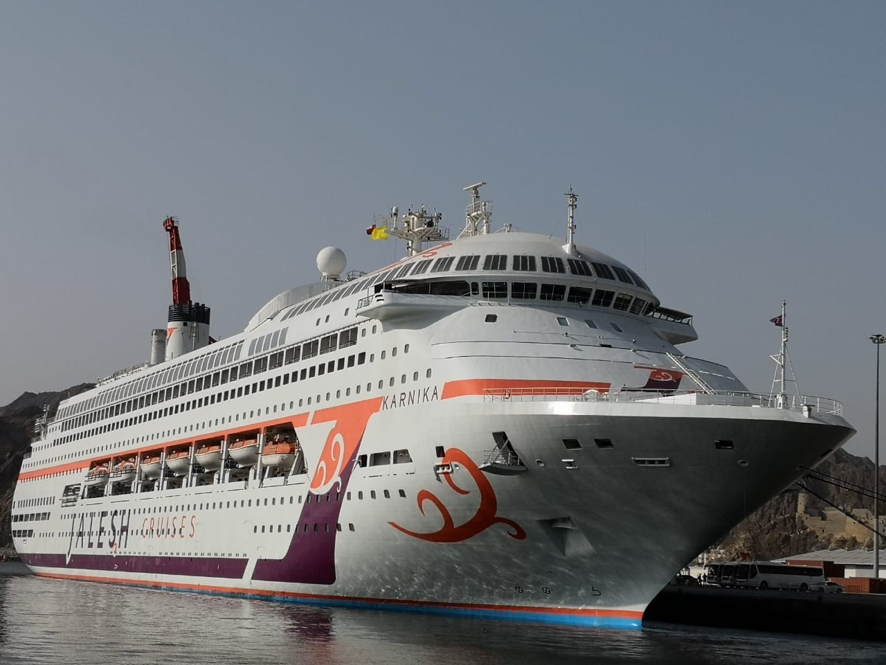 ميناء السلطان قابوس يستقبل سفينة سياحية هندية