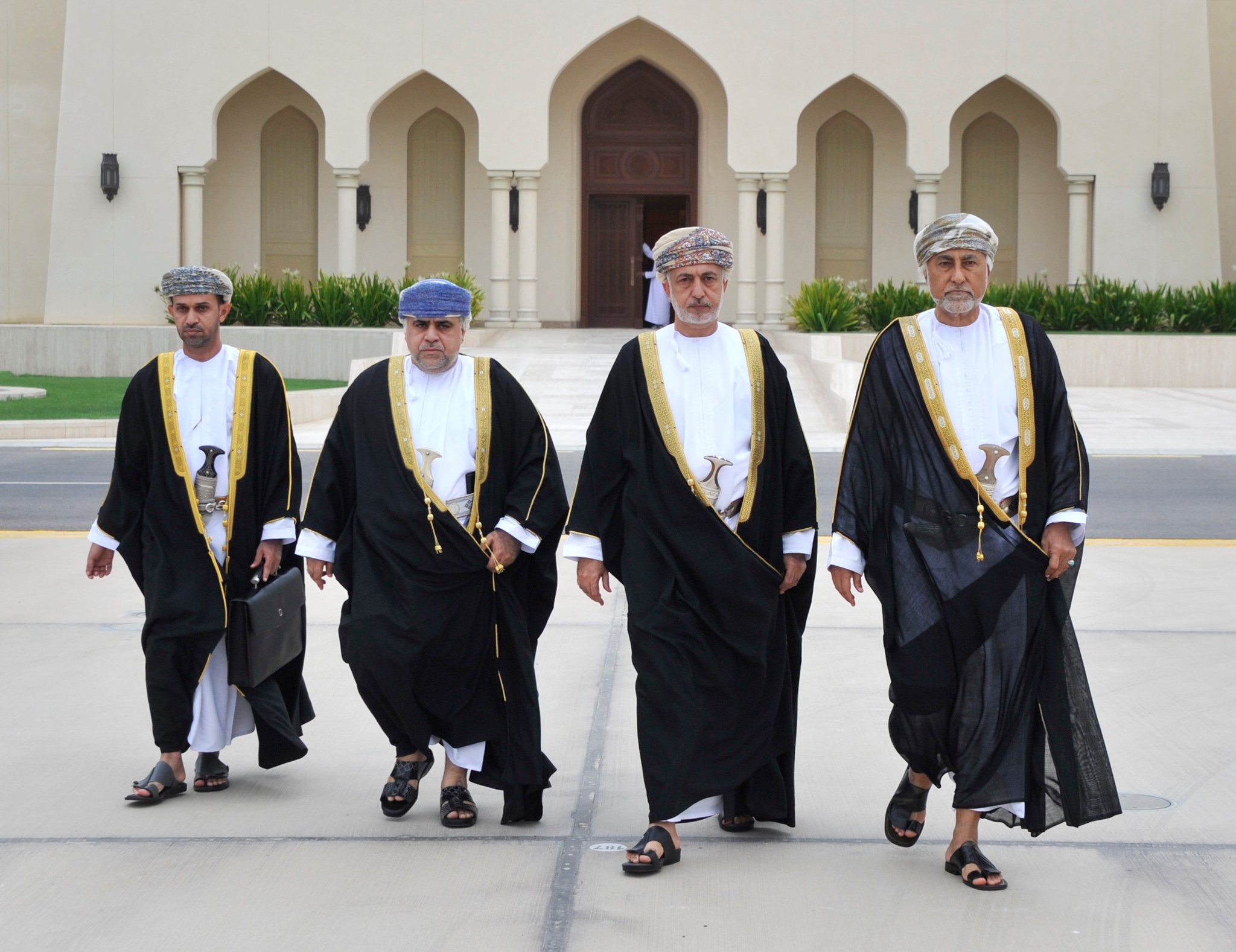 مبعوثا من قبل جلالة السلطان المعظم .. السيد شهاب بن طارق يتوجه إلى السعودية