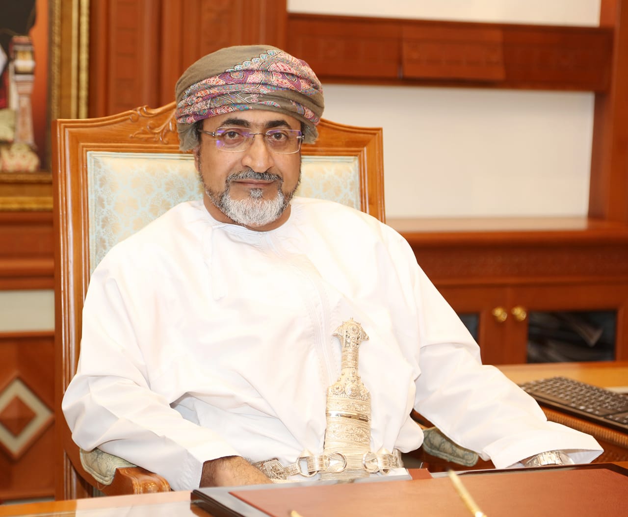 المحرزي يطالب القطاع السياحي بتوظيف وتمكين الكوادر الوطنية في منشآته وشركاته