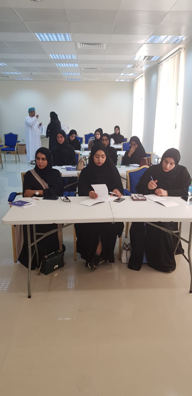 طالبات كلية العلوم التطبيقية بنزوى يزرن جمعية الصحفيين العمانية