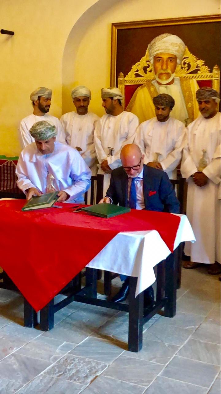 توقيع اتفاقية بين مؤسسة عمانية و قطرية لبناء ابراج اتصالات