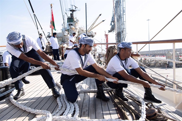 بعد انتهاء رحلتها الدولية .. سفينة “شباب عمان الثانية ” تعود الى ميناء صلالة