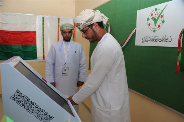 إقبال كثيف من قبل الناخبين في صور و البريمي للمشاركة في انتخابات الشورى