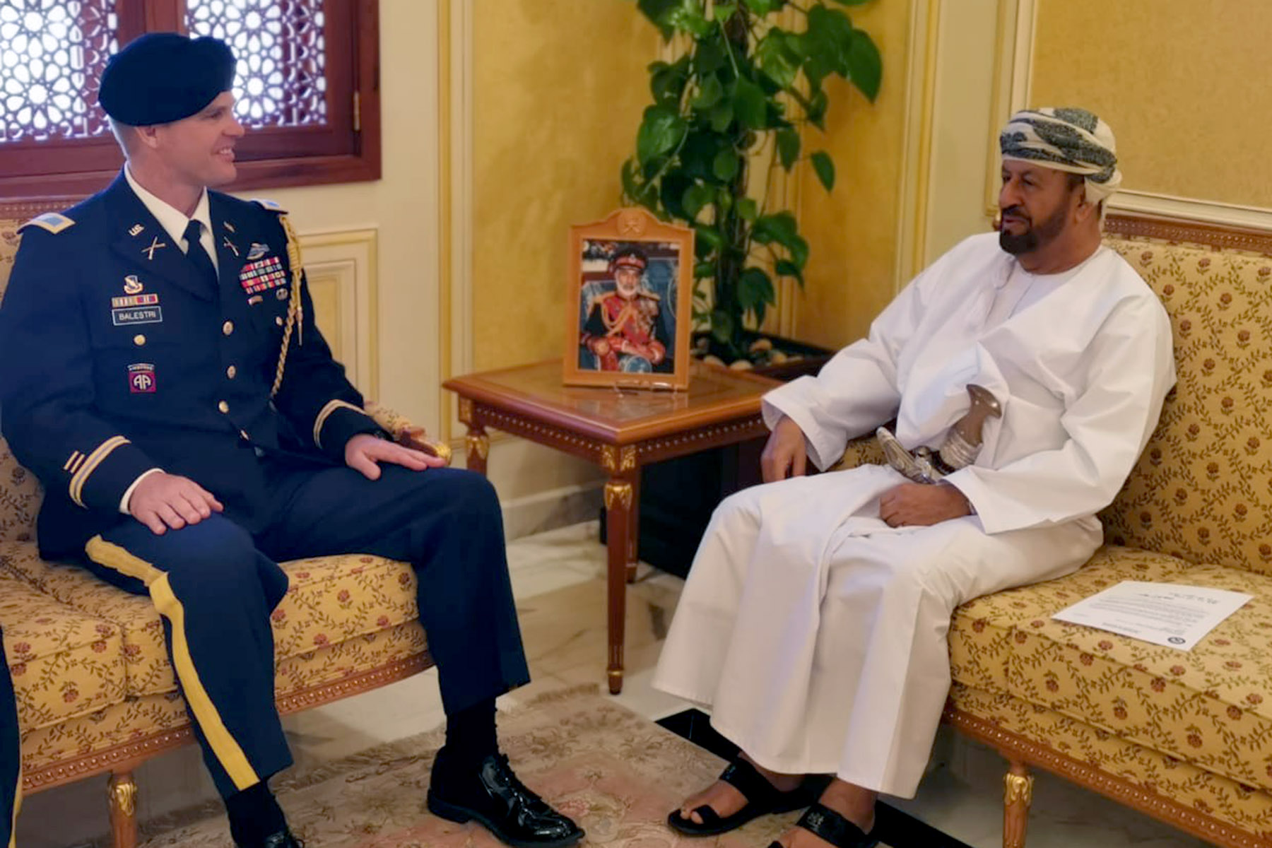 الوزير المسؤول عن شؤون الدفاع يتسلم رسالة من وزير الدفاع الأمريكي