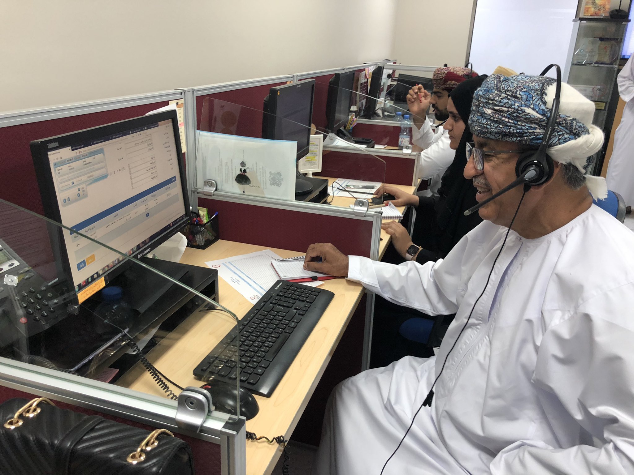 رد على بعض المكالمات.. السعيدي يزور مركز اتصال وزارة الصحة
