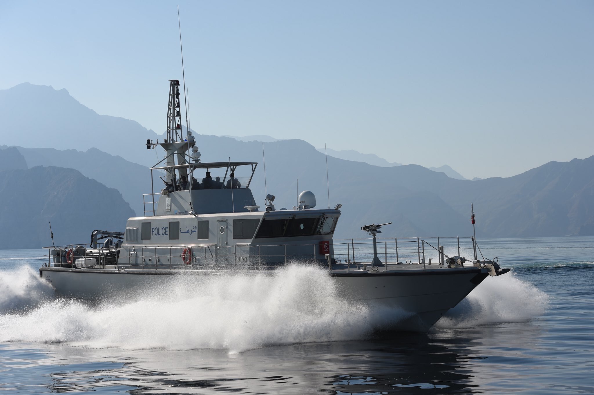 مساعدة 11 صيادا عمانيًا في عرض البحر