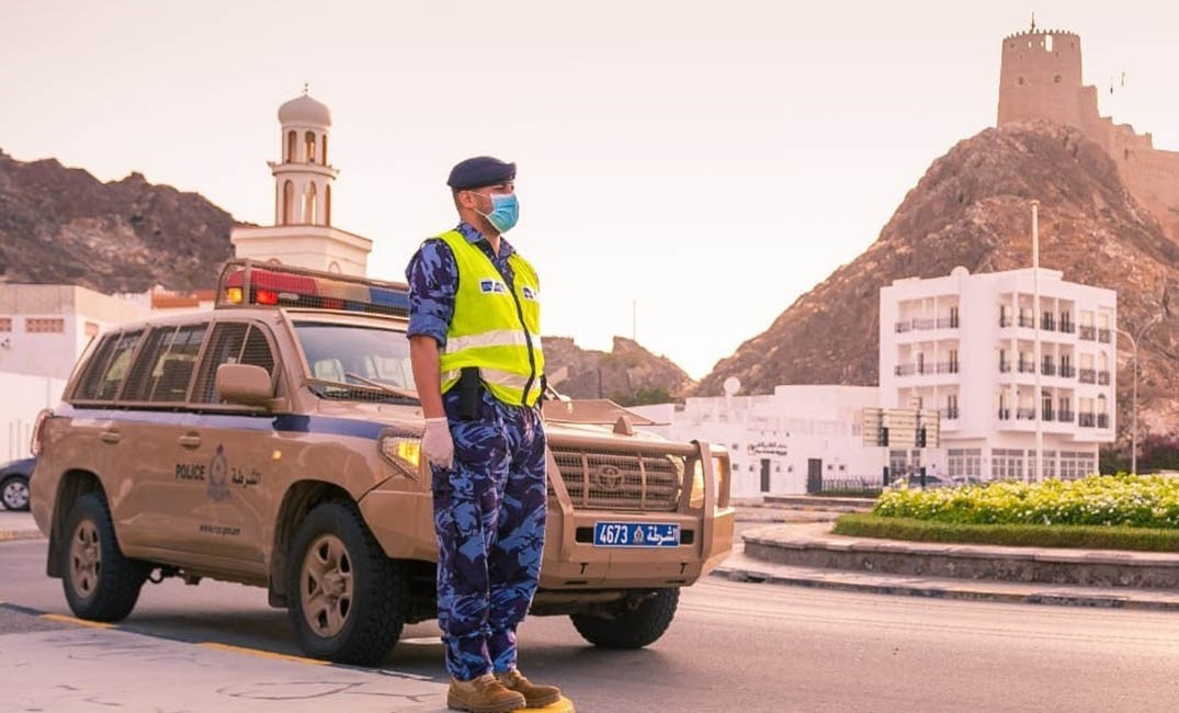 استيقاف مجموعة من المواطنين بسبب مخالفتهم لقرارات اللجنة العليا