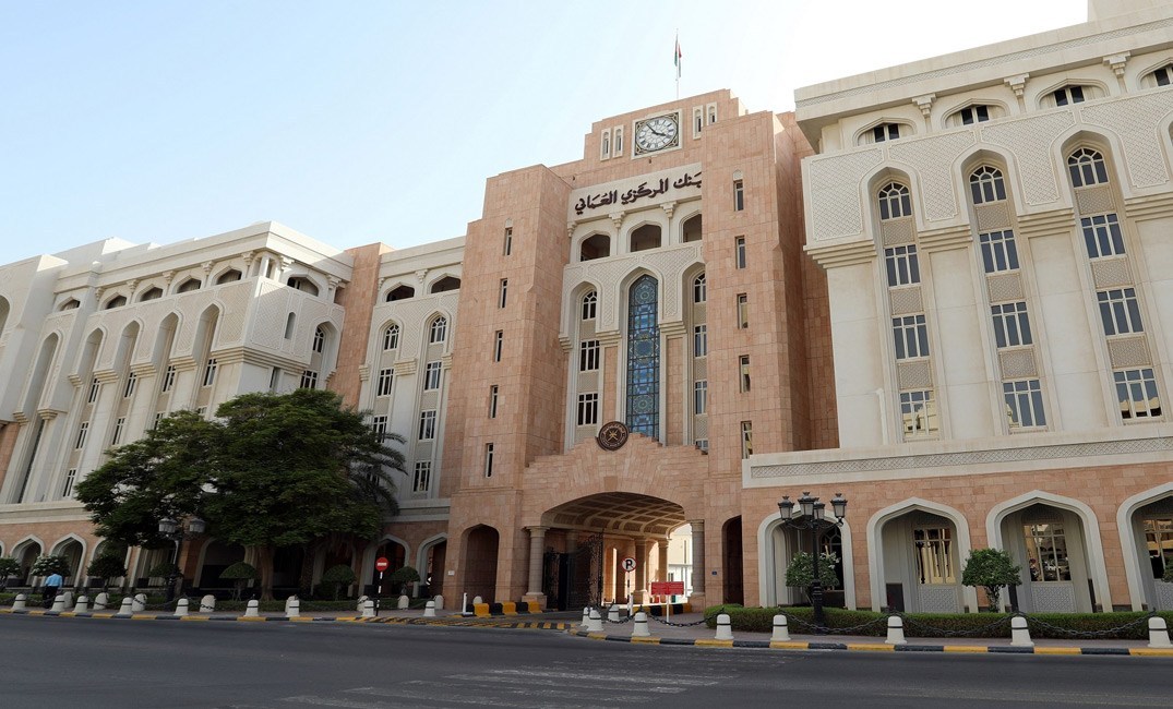 أكثر من 40% نسبة العمانيات في القطاع المصرفي