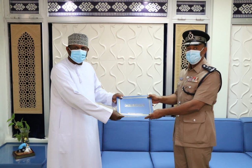 الدفاع المدني يكرم مواطنين اثنين