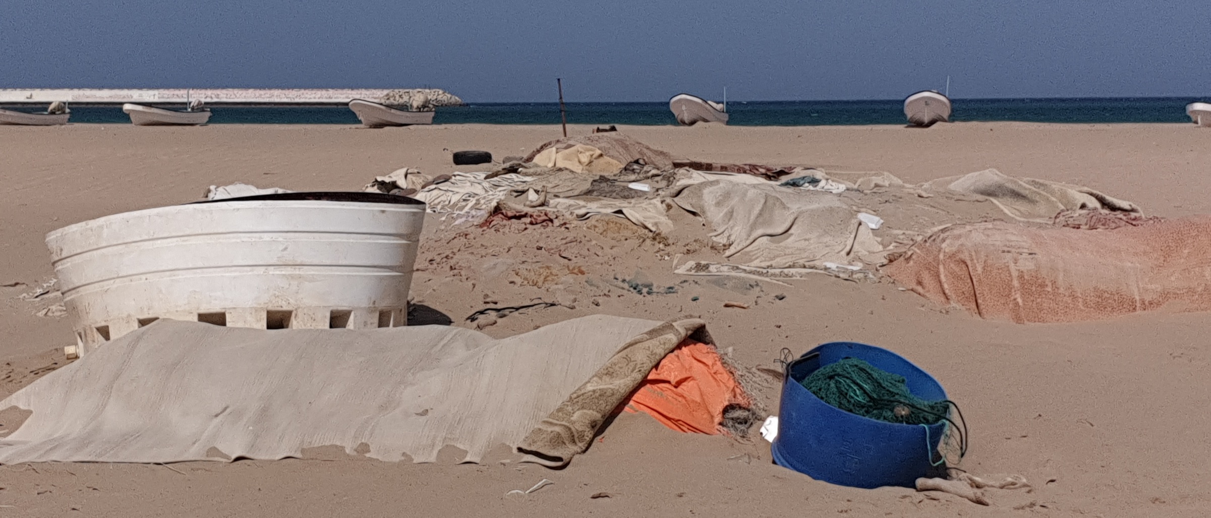 مواطنون: مخلفات القوارب وشباك الصيد والثلاجات تهدد شواطئ صور