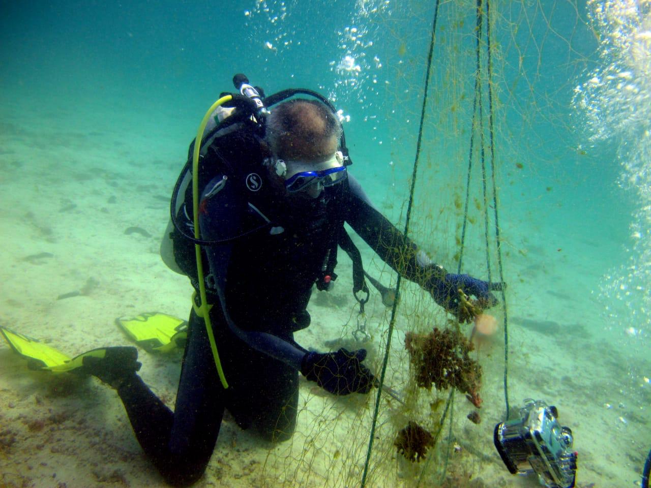 حملة لإزالة الشباك العالقة في الشعاب المرجانية بجزر الديمانيات