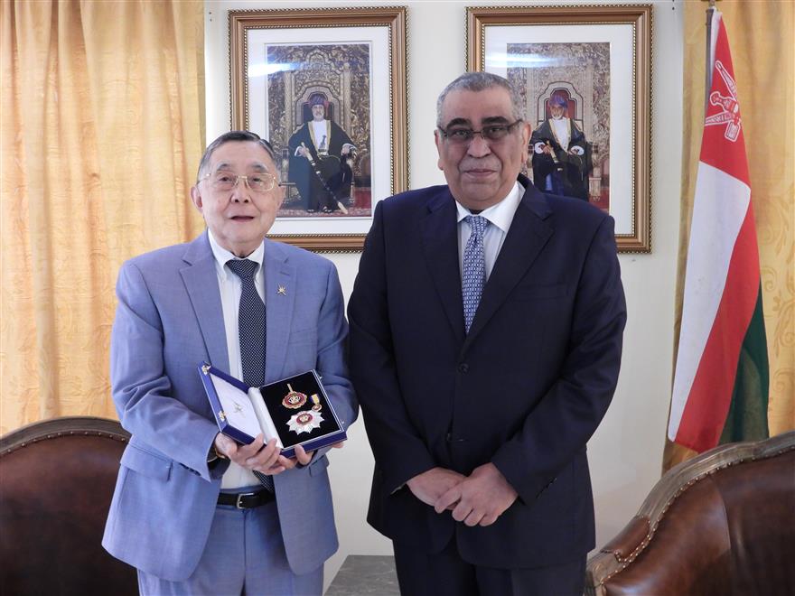 جلالة السلطان يمنح وسام النعمان من الدرجة الثانية للقنصل الفخري للسلطنة لدى الفلبين