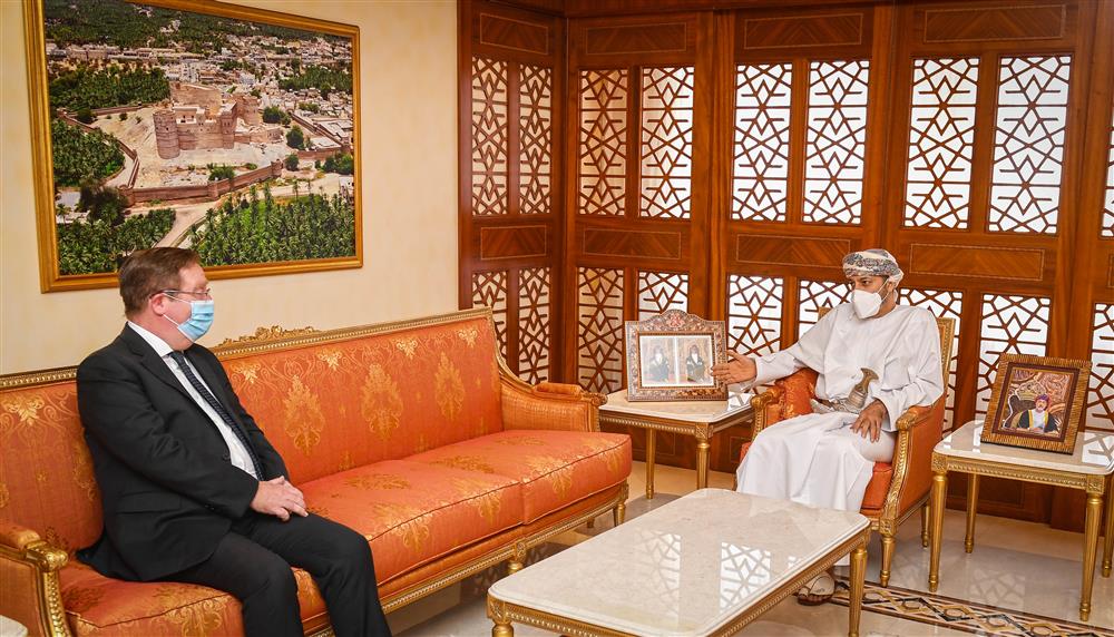 وزير الداخلية يستقبل سفير المملكة المتحدة