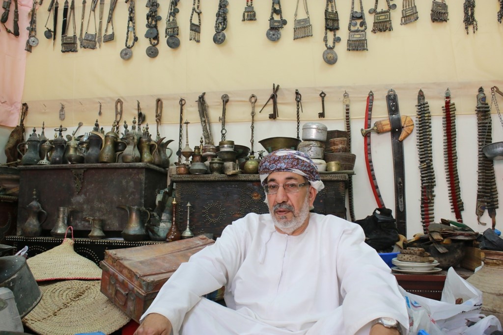مواطن يتمكن من جمع 3000 قطعة من المقتنيات القديمة