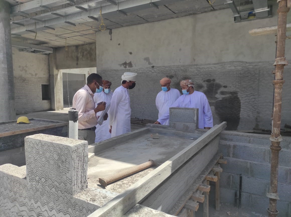 وكيل الثروة السمكية يطلع على سير الأعمال بسوق الأسماك في السيب