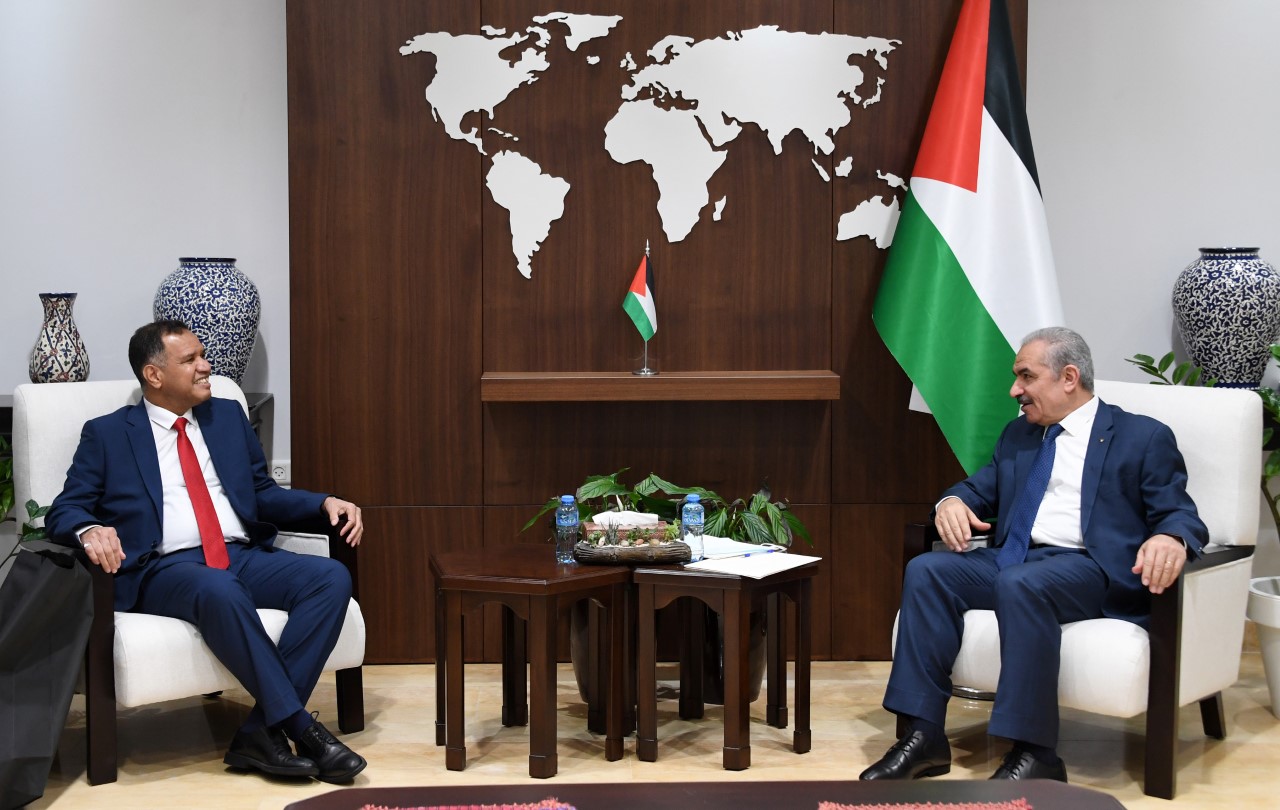 رئيس الوزراء الفلسطيني يبحث تعزيز التعاون التجاري مع القائم بأعمال سفير السلطنة