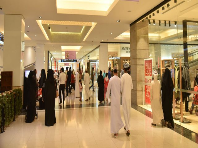 قرار تقليص الدخول للمجمعات والمحال التجارية والمطاعم والمقاهي لا يزال ساريًا