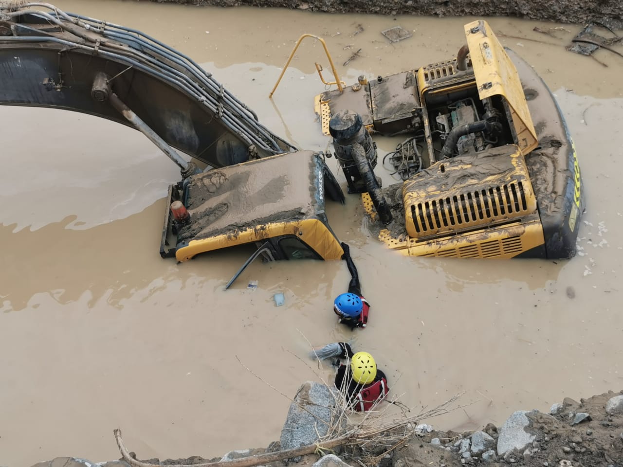 وفاة مشغل معدة تفاجئ بجريان الوادي في سمائل