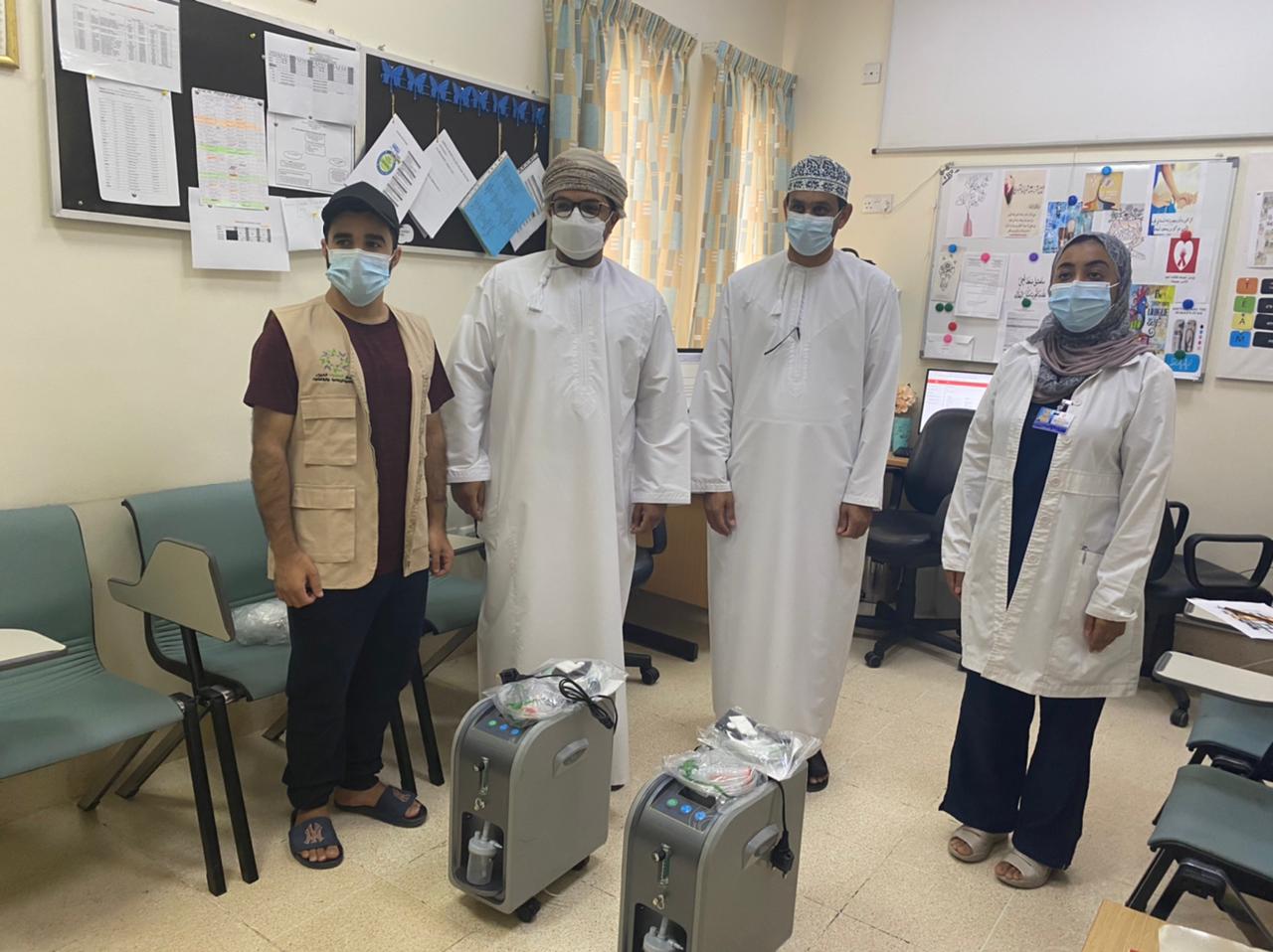 فريق العامرات الخيري يتبرع بأجهزة تنفس للمراكز الصحية في الولاية