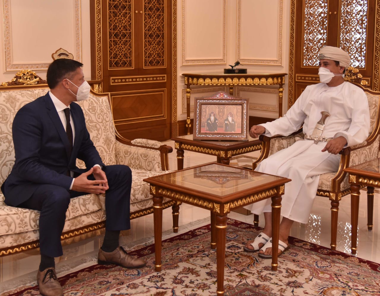 وزير المكتب السلطاني يستعرض مع السفير السويسري مجالات التعاون بين البلدين