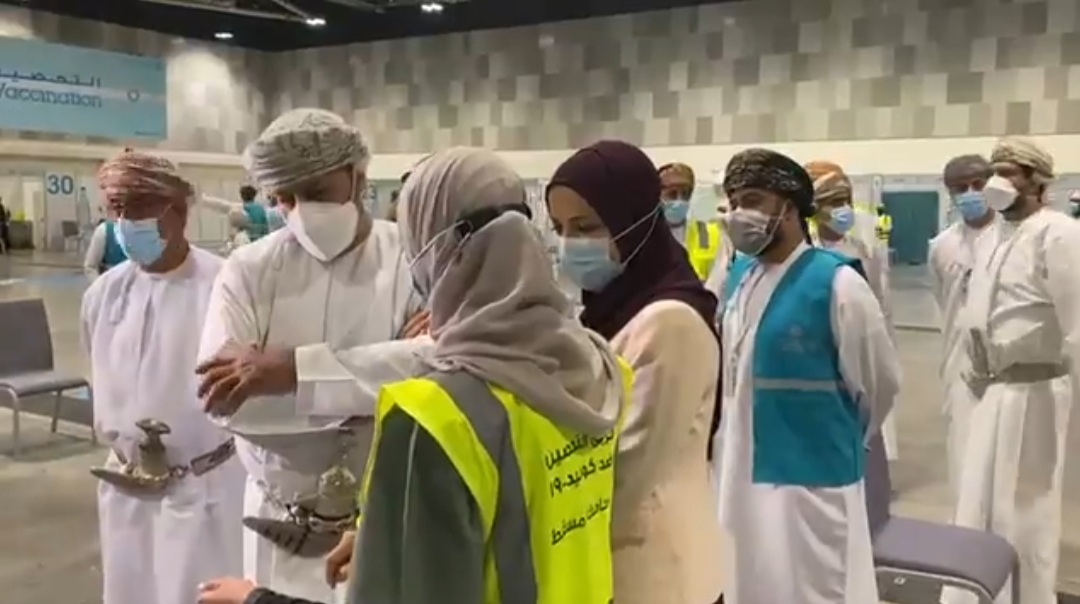 عدد من أصحاب المعالي يطلعون على سير عملية تطعيم الفئات المستهدفة