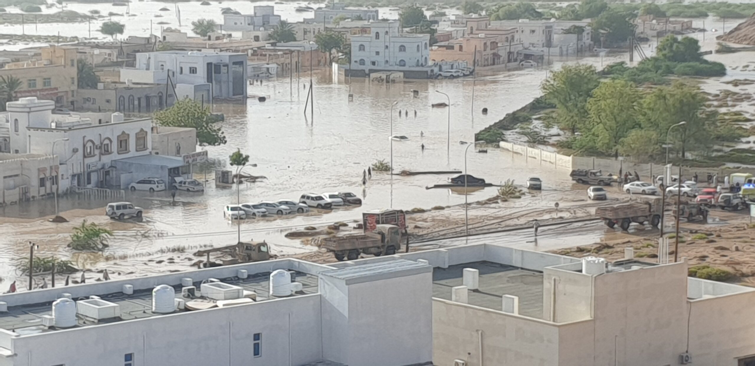 تضررت منازلهم بسبب الأنواء المناخية.. أهالي بولاية صور يطالبون بنقلهم إلى أماكن آمنة
