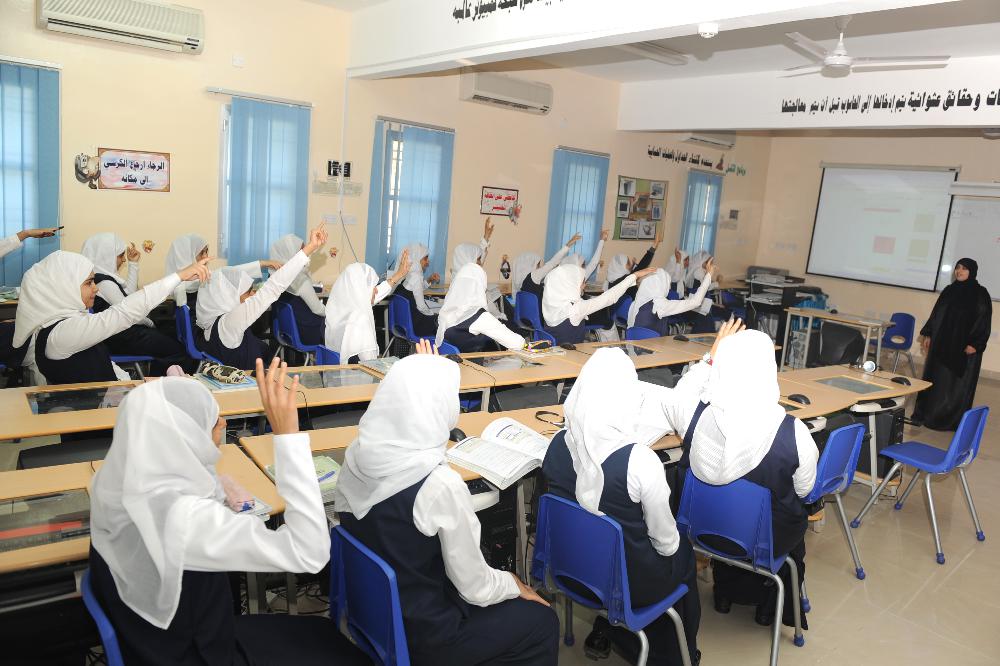 نافجة بنت علي العلوية تكتب: طلابنا الناجحون.. نفخر بكم أيها الأبطال