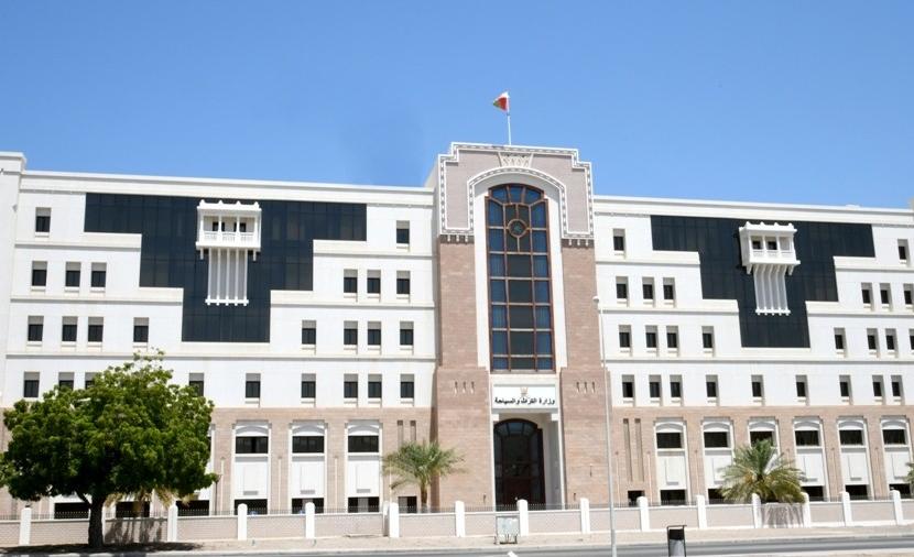 “التراث والسياحة” تسمح للمنشآت الفندقية بتشغيل قاعات الاجتماعات والاحتفالات